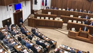 Poslanci rozhodli o novele Ústavy SR, počas hlasovania sa smeráci postarali o rozruch