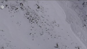 Po snežení sa v Tatrách vyjasnilo. Hory sa zbavujú snehu, lavíny padajú častejšie