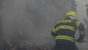 Hasiči likvidovali požiar haly na spracovanie plastov v Malackách