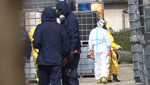 Armáda síce zasahovala, ale skládka zostáva. Čo brzdí riešenie?