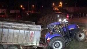 Traktor sa snažil vyhnúť autu. Skončil v potoku