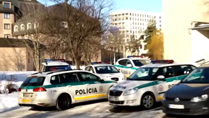 Záhadná vražda v rodinnom dome: Dvaja muži a jedna žena sa pohádali - jeden z mužov neprežil