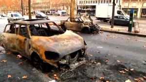 VIDEO: Francúzsko zvažuje výnimočný stav. Demonštranti poškodili aj Víťazný oblúk