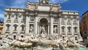 Do slávnej fontány naliali aktivisti čiernu farbu. Muselo sa vypustiť 300-tisíc litrov vody