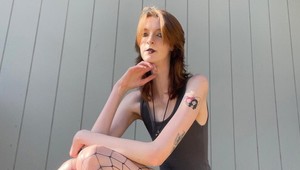 V tvári vyzerá ako bežné ženy v jej veku: Keď sa Maci postaví, zmení sa na atrakciu pre okolie