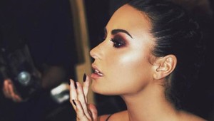 Speváčka prekvapila fanúšikov: Najskôr ukázala celulitídu, teraz tvár bez štipky mejkapu