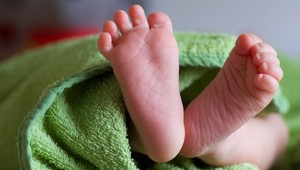 Bábätko vypadlo opitej matke z kočíka, žena ho tam nechala a odišla