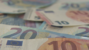 Ťažké roky pre rodiny a Slovensko: Mzdy sa nehýbu, ekonomika spomaľuje