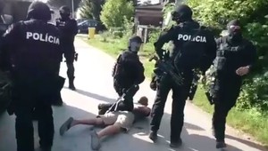 VIDEO: NAKA zasahovala na západnom a strednom Slovensku
