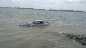 Auto skončilo vo vode, na breh ho ťahali hasiči