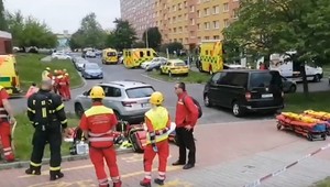 Výbuch v paneláku v Ostrave. Žena zliezla po hromozvode z 8. poschodia
