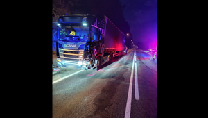 Chodec zomrel po zrážke s kamiónom. Mal kráčať stredom vozovky