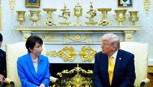 Donald Trump pred japonskou premiérkou nevhodne vtipkoval o Pearl Harbor