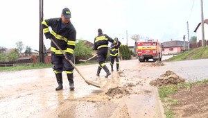 VIDEO: Východ Slovenska zasiahli silné lejaky. Cesty a domy v dedinách zaplavilo