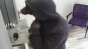 Polícia chytila lupiča s granátom. Chytili ho v jeho rodnom meste