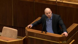 Polícia obvinila poslanca ĽSNS Mazureka, hrozí mu 6 rokov v base