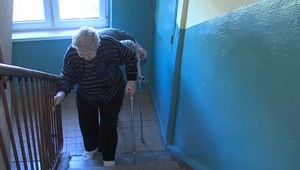 Dôchodkyňa je zavretá medzi štyrmi stenami. Vyriešil by to výťah, susedia ho ale nechcú