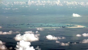 Čína predvádza svoju vojenskú silu, v Juhočínkom mori cvičí ostrou muníciou