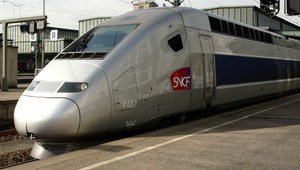 Vo Francúzsku sa vykoľajila súprava TGV, najmenej desať ľudí zomrelo