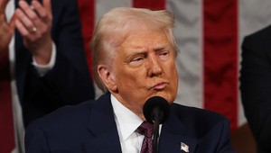 Trump sľubuje reformy a koniec vojny na Ukrajine, Demokrati protestovali