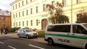 Študent gymnázia bodol učiteľku. Do nemocnice ju previezol vrtuľník