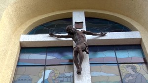 Katolícky kňaz, ktorý zneužíval školáčku, už nie je farárom