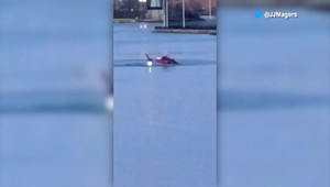 V New Yorku sa vrtuľník zrútil do rieky. Prežil len pilot