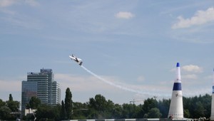 Letecké akrobácie nad Bratislavou videlo asi stotisíc ľudí