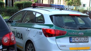 Dráma pri Humennom. Muž (66) sa so zbraňou v ruke vyhrážal dvom deťom