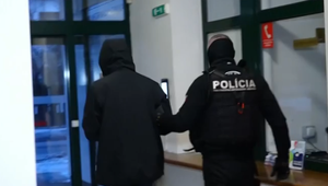 Najkrajšie sviatky v roku za mrežami. Policajta za predaj drog poslal sudca do väzby
