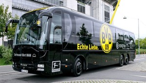 Maskovaná skupina zaútočila na autobus fanúšikov Dortmundu