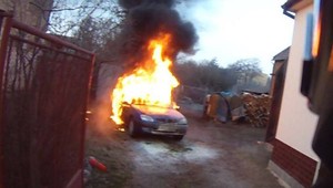 Naložil dieťa do auta a skolaboval. Zo šľahajúcich plameňov oboch zachránil sused