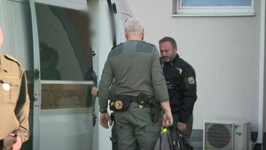 Začal sa súdny proces s matkou, ktorá mala vo vani utopiť dve dcéry