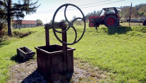 Dve deti spadli do studne, zachranila ich učiteľka