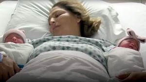 Sú dvojčatá a predsa narodené v iných rokoch. Je to výnimočný jav