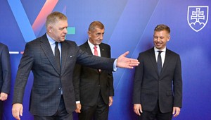 Aj rokovanie V4 je súčasťou kampane. Premiéri cez videá oslovujú tisíce ľudí