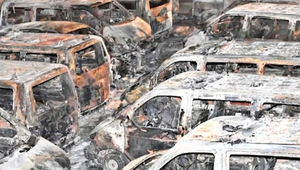 Počas noci v Mníchove zhorelo 23 policajných áut, príčina nie je známa