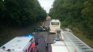 Pri Veľkom Krtíši sa čelne zrazil autobus s autom. Cestu uzavreli
