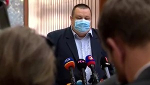 Holý nebol jediný politik, ktorý dostal výnimku z opatrení. ÚVZ ich udelil až 9-tisíc