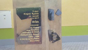 Zničená socha Vasiľa Biľaka podľa obyvateľov históriu nezmení