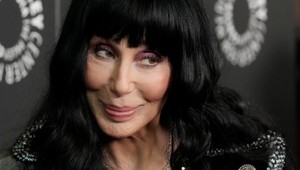 Za rok rozflákal všetky peniaze, teraz opäť prosí o tisíce dolárov. Cher zachraňuje svojho syna