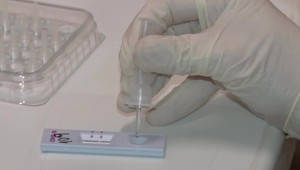 COVID neustupuje, pozitívni pribúdajú. Odborníci odporúčajú štvrtú dávku