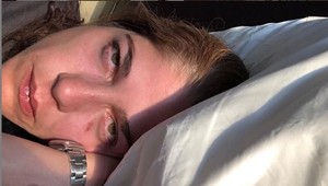 Nevyliečiteľne chorú herečku napadol jej priateľ, škrtil ju! Súd mu zakázal sa k nej priblížiť!