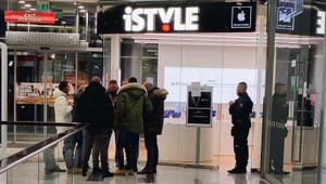 Lúpež v nákupnom centre: Traja maskovaní páchatelia spôsobili škody za tisíce eur