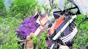 Nehoda školského autobusu si vyžiadala smrť 27 detí a troch dospelých