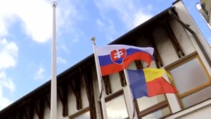 Primátor Dunajskej Stredy zvesil pred svojím úradom vlajku Európskej únie