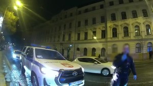 Krv, rozbité sklo a donucovacie prostriedky: Hádka v bare skončila zásahom polície