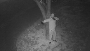 Zlodej rozbíjal okná áut prakom. Paradoxne prespáva v garáži