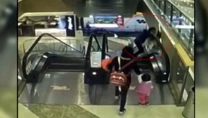 VIDEO: Tragická smrť bábätka na eskalátore