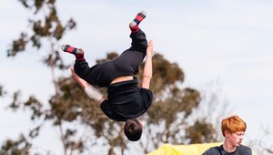 Parkur na streche opustenej budovy